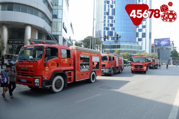 Gần 10 xe cứu hỏa được điều động đến hiện trường để dập lửa