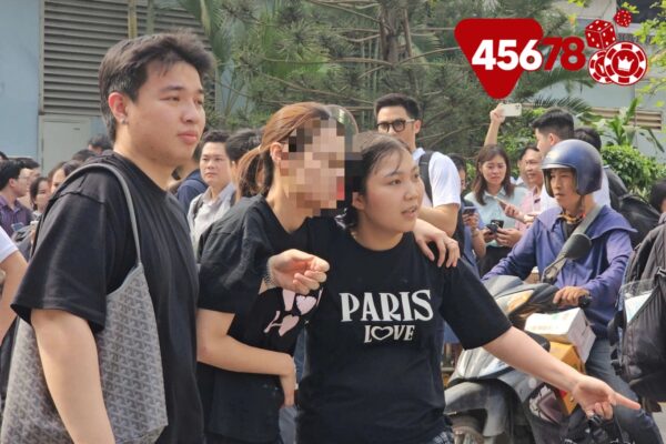 Một người bị ngạt khói được đưa ra ngoài