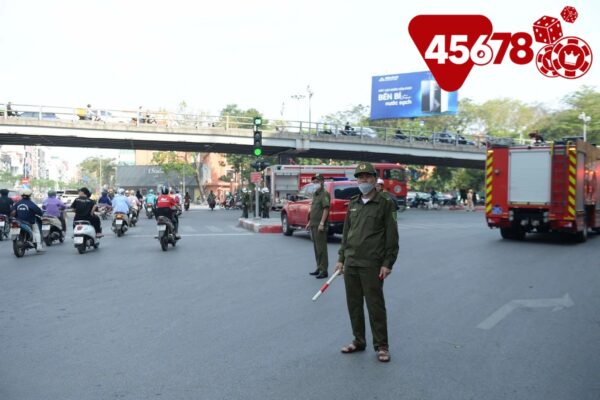 Các lực lượng chức năng điều tiết giao thông qua khu vực xảy ra vụ cháy